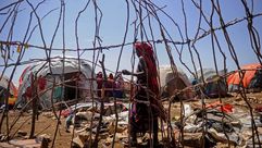 صومالية تسير في معسكر للنازحين - جيتي