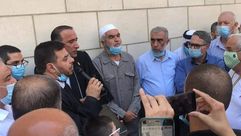 الشيخ رائد صلاح مع فريق الدفاع وعدد من الشخصيات من الداخل الفلسطيني أمام المحكمة- تويتر
