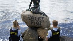 شرطيان أمام تمثال الحورية الصغيرة في كوبنهاغن بعد تخريب طاوله في 3 تموز/يوليو 2020