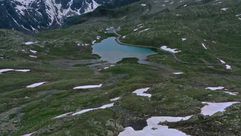 لقطة جوية تظهر ثلجا زهريا على جبل باسو دي غافيا في إيطاليا في 3 تموز/يوليو 2020