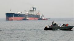 سلطات اليونان احتجزت السفينة ترفع علم إيران أبريل الماضي- جيتي