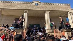محتجون عراقيون يقتحمون السفارة السويدية في بغداد تنديدا بحرق نسخة من المصحف الشريف في ستوكهولم