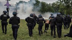 فرنسا الشرطة تلقي القبض على احد المحتجين- جيتي