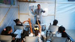 معلمة متطوعة لتدريس طلبة غزة في مخيمات النزوح- الأناضول
