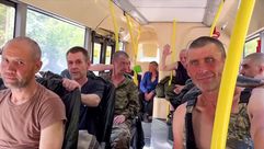 الأسرى الروس لحظة وصولهم إلى بلادهم بعد عملية التبادل- وزارة الدفاع الروسية
