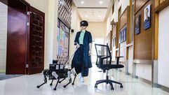 الروبوت مكون من 6 أرجل ويمتلك تقنيات ذكاء كبيرة لمتابعة محيطه- شنغهاي آي
