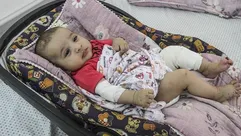 غزة.. صاروخ إسرائيلي يحرم رضيعة فلسطينية من عائلتها- الاناضول
