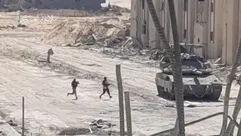 مقاومان يركضان نحو دبابة إسرائيلية في رفح- إعلام القسام