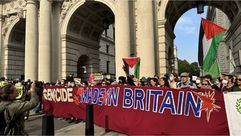متظاهرون يغلقون مداخل وزارة الخارجية بلندن احتجاجا على تصدير الأسلحة للاحتلال الاسرائيلي - الصفحة الرسمية لحركة "عمال من أجل فلسطين حرة" - إكس