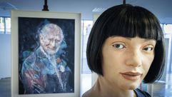 الروبوت "آيدا" أمام صورة الملك تشارلز الثالث التي رسمتها في جنيف بتاريخ 9 تموز/يوليو 2025