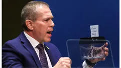 غلعاد إردان يمزق مثياق الأمم المتحدة - جيتي