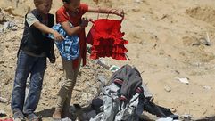 طفلة تبحث عن فستانها تحت ركام منزلها بغزة