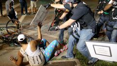 الشرطة الأمريكية تفرق احتجاجات على مقتل شاب أسود - أ ف ب