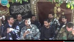 لقطة من الفيديو يظهر عناصر الأمن اللبناني الرهائن لدى جبهة النصرة - يوتيوب