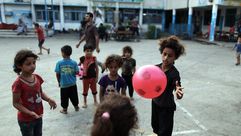 أطفال لاجئون بغزة لأحد مدارس وكالة الغوث - الأناضول
