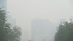 تلوث الهواء في احد شوارع بكين في 23 حزيران/يونيو 2015