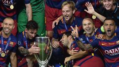 لاعبو برشلونة يحتفلون بكأس السوبر الأوروبية - أ ف ب