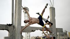 فلسطينيون يمارسون رياضة رياضة "ستريت وورك آوت" في غزة