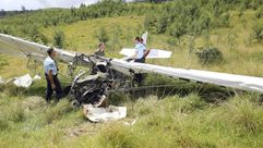 محققون في موقع تحطم طائرة خفيفة في جزيرة لاريونيون الفرنسية في 30 اذار/مارس 2015