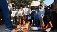 محتجون ايرانيون امام السفارة البريطانية بعد افتتاحها - فارس 2015