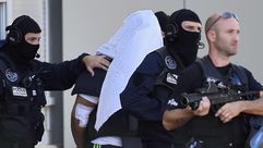 الشرطة الفرنسية تقتاد ياسين صالحي المشتبه بتنفيذ الاعتداء الجهادي في فرنسا بعد القبض عليه