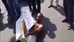 محتج عراقي يخلع ملابسه في الشارع العام احتجاجا على عدم صرف راتبه ـ يوتيوب