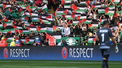 مشجعو فريق سلتيك يرفعون الأعلام الفلسطينية
