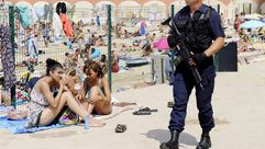 شرطة فرنسية على الشواطئ فرنسية تراقب منع البوركيني- أ ف ب