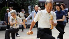 مسنون يمارسون الرياضة في الهواء الطلق باليابان- أ ف ب