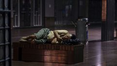 دفعت موجة الحرّ التي تضرب مدينة شنغهاي في الصين بعض السكان إلى النوم في العراء، على المقاعد والأرصفة