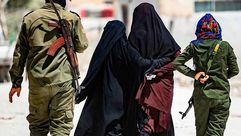 دورية أمنية داخلية ترافق النساء في مخيم الهول في سوريا - جيتي