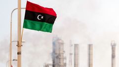 علم ليبيا خارج مصفاة نفط في الزاوية - جيتي