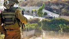 جندي للاحتلال الإسرائيلي قبالة نقطة لحزب الله اللبناني على الحدود مع لبنان- تويتر