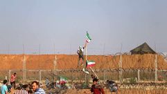 صورة تداولها مغردون لرفع شاب فلسطيني علم الكويت خلال تحديا للاحتلال في مسيرات العودة- تويتر