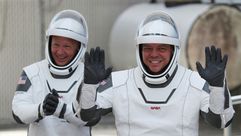 رائدا الفضاء بوب بنكين (يمين) ودوغ هارلي في 30 أيار/مايو 2020 في قاعدة كاب كانافيرال بولاية فلوريدا 