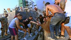 نقل الضحايا في انفجار بيروت- جيتي