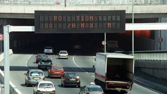 صورة ملتقطة في 10 آب/أغسطس 1998 تظهر قيودا على السرعة على طريق سريع في باريس بسبب شدّة تلوّث الأوزون