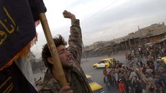 جندي من التحالف الشمالي يحتفل بالنصر على طالبان في كابول في نوفمبر 2001. نيويورك تايمز