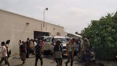 اليمن قصف حوثي على معسكر للجيش اليمني- المشهد اليمني