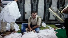 شقيق أحد ضحايا مجزرة رابعة يجلس أمام جثته- جيتي