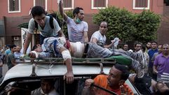 أحد مصابي مجزرة رابعة خلال نقله إلى المستشفى- جيتي
