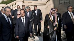 الرئيس الفرنسي أولاند مع وزير الخارجية السعودي الأمير سعود الفيصل - أ ف ب