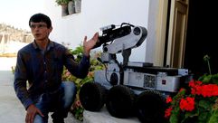 الفلسطيني "العواودة" يخترع روبوت لتفكيك المتفجرات - aa_picture_20140917_3297396_web