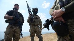 جنود أوكرانيون خلال حراسة نقطة تماس مع الجانب الروسي - أ ف ب