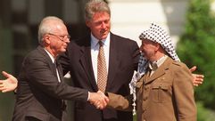 لقطة تذكارية تجمع عرفات وكلينتون ورابين عقب التوقيع على اتفاق أوسلو - أرشيفية