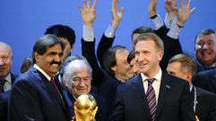 نائب رئيس الوزراء الروسي ايغور شوفالوف مع امير قطر عند اعلان نتيجة التصويت لاستضافة كاس العالم عامي 