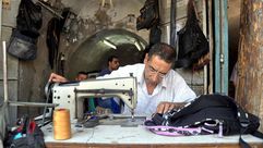 اسكافي يصلح حقائب طلاب غزة - الأناضول