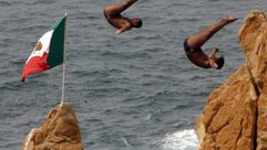 غطاس يمارس القفز الحر في الماء في أكابولكو - أ ف ب
