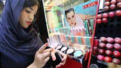 الإيرانيات يعشقن الموضة ومواد التجميل - النساء - إيران