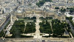 مشهد عام لحدائق تويلوري ومتحف اللوفر في باريس - أ ف ب